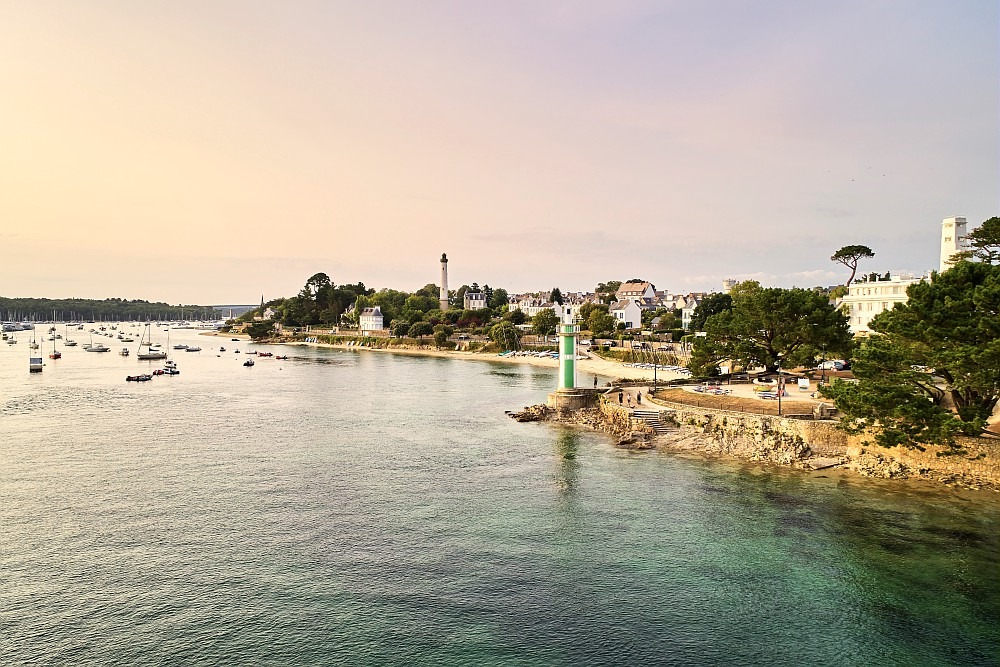 Vue sur le phare du Coq à Bénodet, surplombant les eaux calmes de la rivière de l’Odet, avec le phare de la Pyramide et les maisons en arrière-plan. Photo LAMOUREUX Alexandre