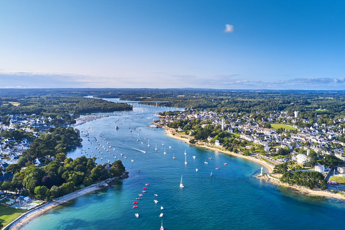 Vue aérienne de Bénodet, station balnéaire du Finistère, avec la rivière de l’Odet, ses plages de sable fin et ses nombreux voiliers naviguant dans une eau turquoise. Photo LAMOUREUX Alexandre