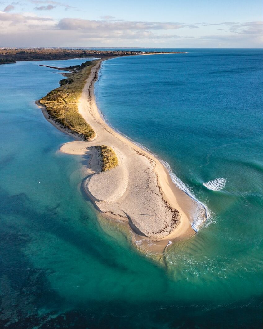 Vue aérienne spectaculaire de la presqu'île sablonneuse de Mousterlin, entre Fouesnant et Bénodet, en Bretagne. Eaux turquoise et sable fin. Photo PORIEL Thibault