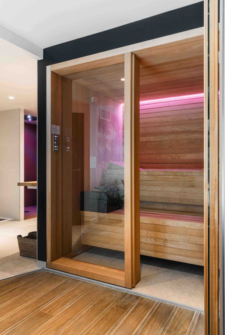 sauna, hammam et douche sensorielle à l'hôtel Le Cornouaille de Bénodet, beau carrelage, epuré et design