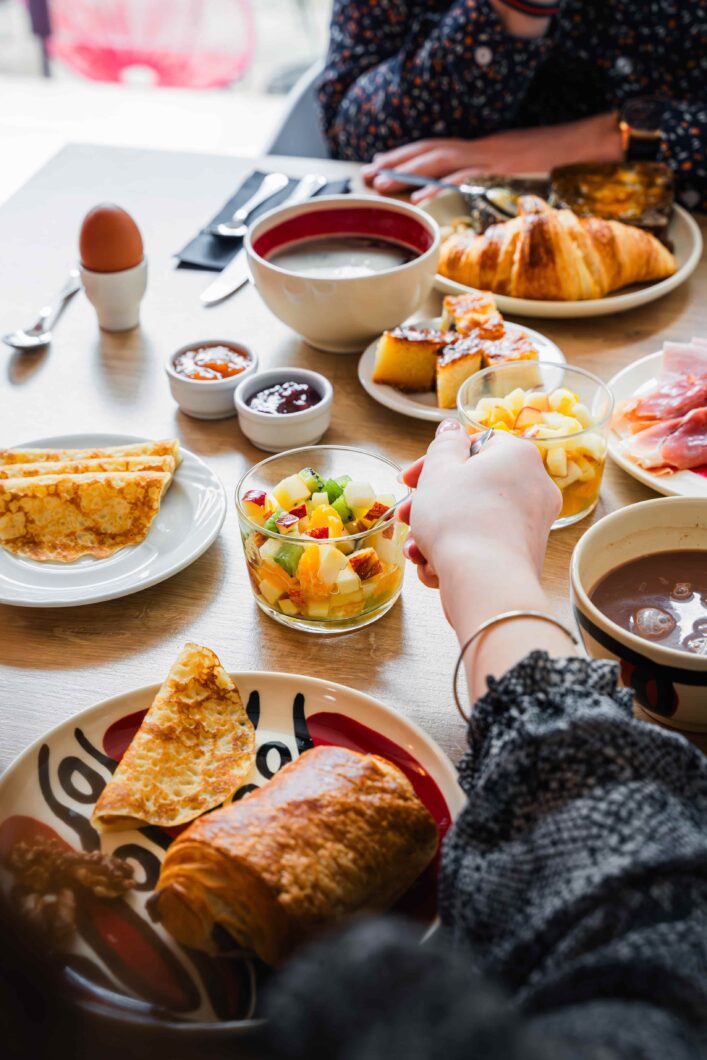 couple profitant de leur petit-déjeuner avec l'ensemble des produits proposés