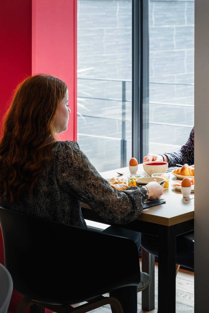 couple profitant de leur petit-déjeuner avec l'ensemble des produits proposés