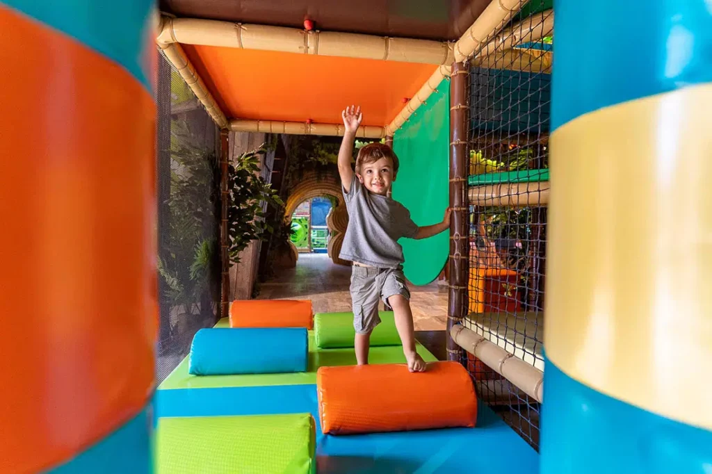 Enfants s’amusant à Pandaventure Park à Bénodet pendant un jour de pluie